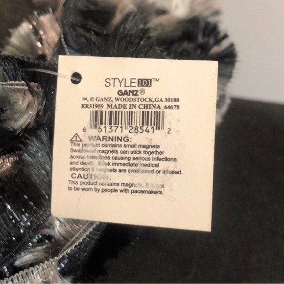 Elegant Black & Gray Magnetic Closure Scarf, NWT - Picture 7 of 9